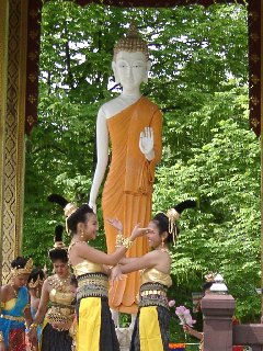 Buddha mit Thai-Tänzerinnen